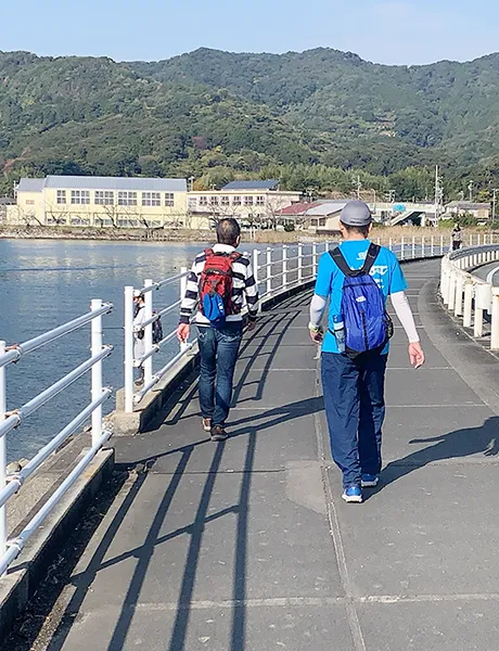 浜名湖一周ウォーキングする人